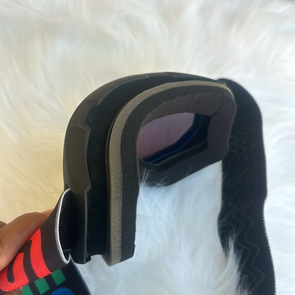 New Guess Black Sunglasses with Yellow Lens - Picture 3 of 4